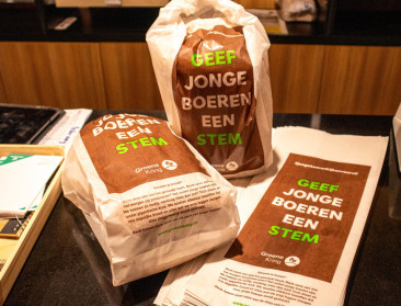 Groene Kring roept kiezer via broodzakken op tot "bewuste stem voor jonge boeren"