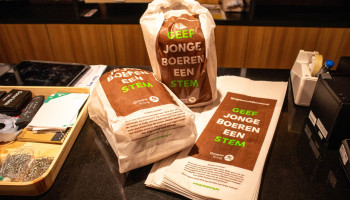 Groene Kring roept kiezer via broodzakken op tot "bewuste stem voor jonge boeren"