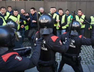 Politie clasht met Spaanse boeren die regionaal parlement proberen bestormen