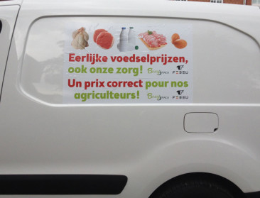 Voedselprijssticker op trucks slachthuis en voederfirma