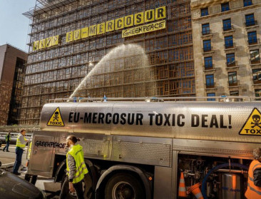 Greenpeace besproeit EU-gebouw met fake pesticiden tegen Mercosur-akkoord