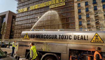 Greenpeace besproeit EU-gebouw met fake pesticiden tegen Mercosur-akkoord