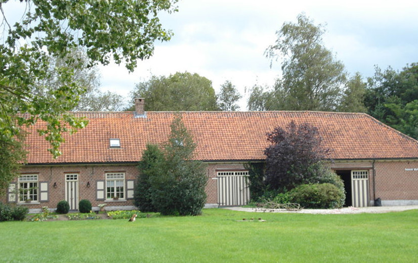 Parlement buigt zich over oude hoeves: slopen, bewonen of behouden?