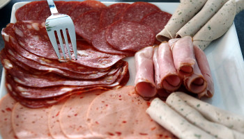 EU stemt voor verlaging nitriet in vleeswaren, “Niet streng genoeg”, pleit Testaankoop