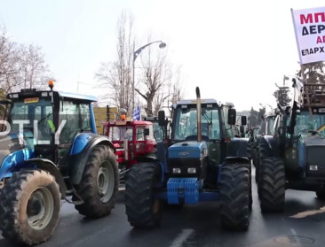Griekse boeren houden wegen bezet met tractoren