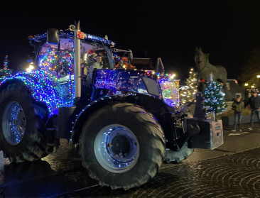 Verlichte tractorstoeten brengen kerstsfeer in heel Vlaanderen