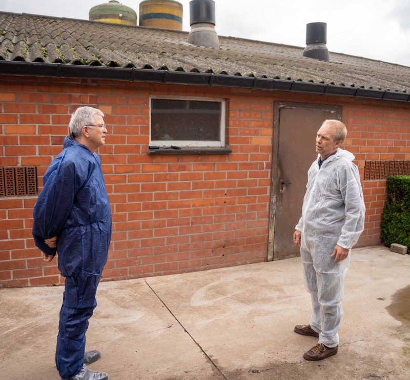 Antwerpse bisschop Johan Bonny op bezoek bij varkensbedrijf in Wuustwezel2