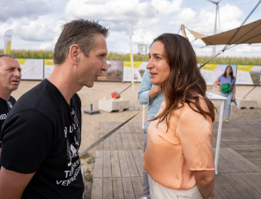 Landbouwers wachten Demir op bij opening windpark