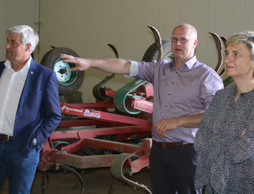 Bedrijfsbezoek toont Crevits bezorgdheden van boeren