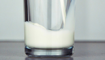 FACTCHECK: Is rauwe melk drinken gezonder?