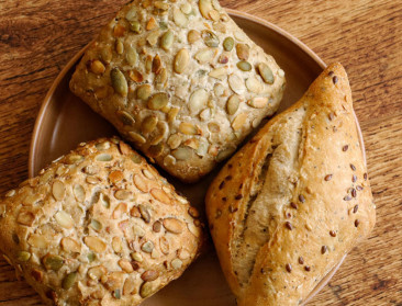 Hoge concentraties TFA in brood: ngo’s slaan alarm, voedingssector sust