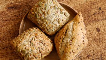 Hoge concentraties TFA in brood: ngo’s slaan alarm, voedingssector sust