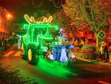 60 verlichte tractorparades brengen warmte en kerstmagie in Vlaanderen