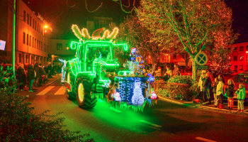60 verlichte tractorparades brengen warmte en kerstmagie in Vlaanderen