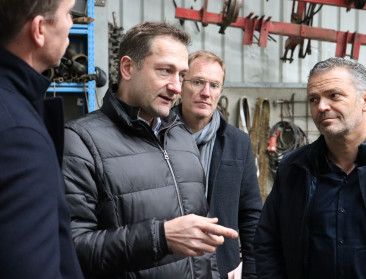 Eurocommissaris Hansen op bezoek in Merchtem: "Luisteren naar boeren is topprioriteit"