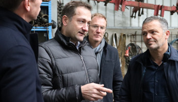 Eurocommissaris Hansen op bezoek in Merchtem: "Luisteren naar boeren is topprioriteit"