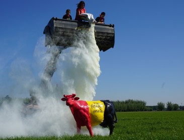 EMB strooit melkpoeder tegen private opslag 