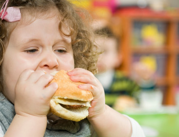 Kinderen nog te vaak blootgesteld aan reclame voor ongezonde voeding