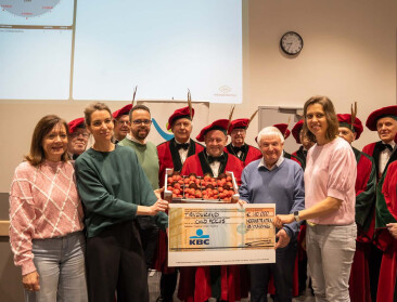 Aardbeienseizoen Hoogstraten van start gegaan met kistje aardbeien aan 5.000 euro