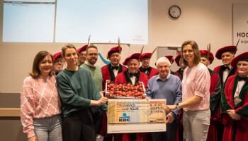 Aardbeienseizoen Hoogstraten van start gegaan met kistje aardbeien aan 5.000 euro