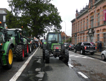 60-tal tractors voeren actie tegen serrecomplex Melsele