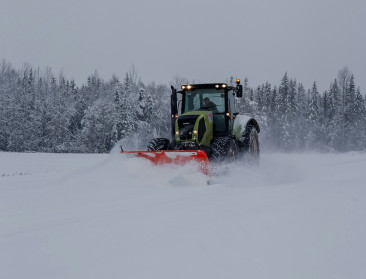 Boeren houden wegen en luchthavens sneeuwvrij