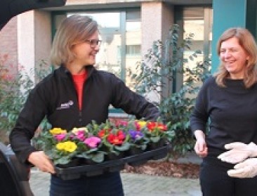 Siertelers schenken bloemen aan rusthuisbewoners
