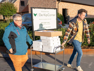Hoeveverkoop van kippakketten trekt publiek uit de verre omgeving