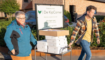 Hoeveverkoop van kippakketten trekt publiek uit de verre omgeving