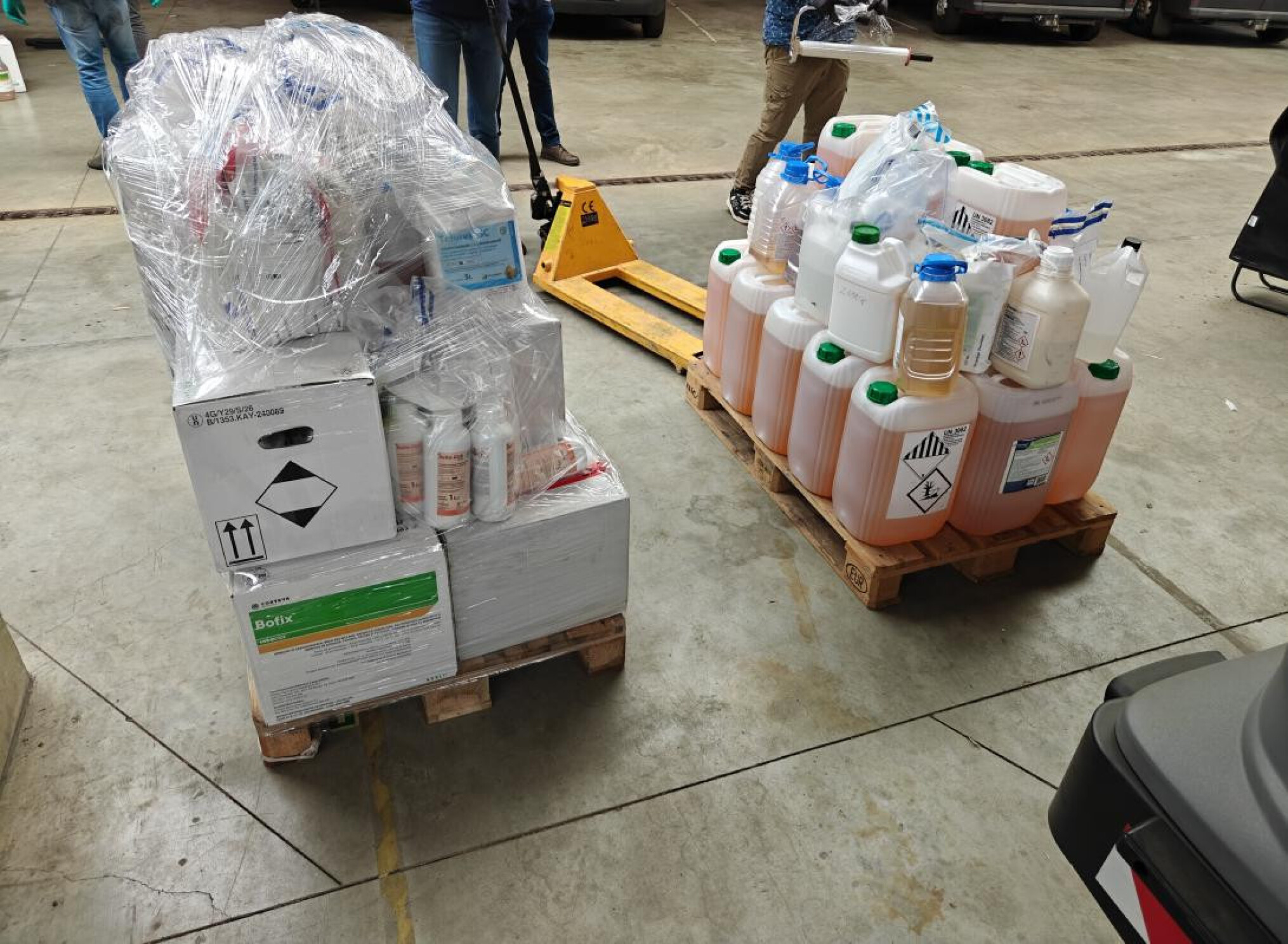 Politie neemt meer dan 1.000 liter illegale pesticiden in beslag in Limburg