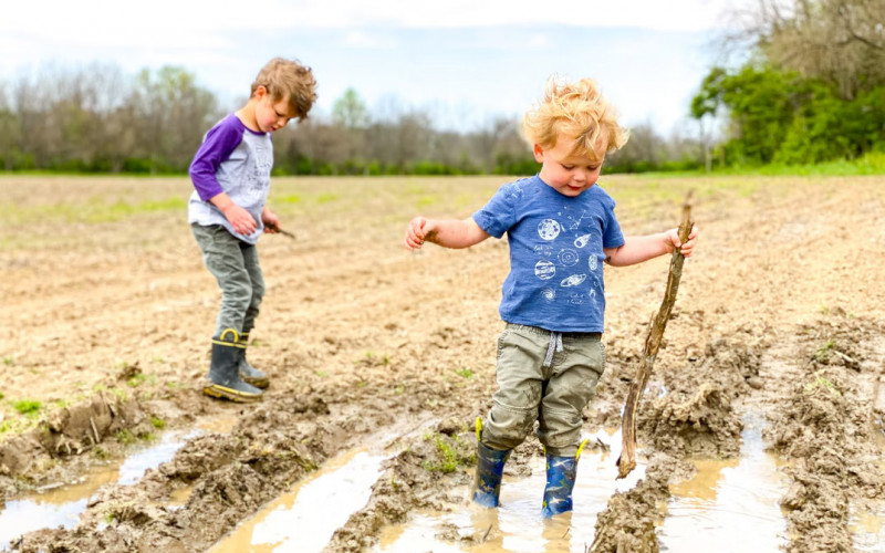 kinderen boerderij modder