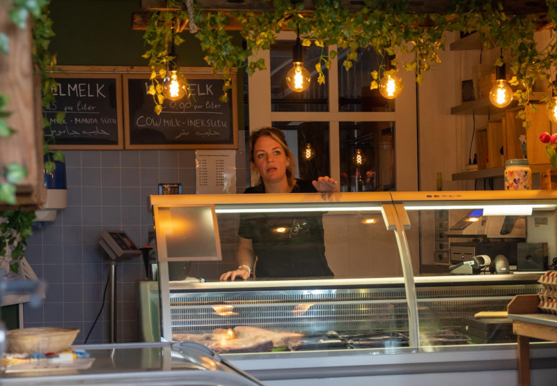 Wendy Dekkers in de boerderijwinkel van de Keysershoeve