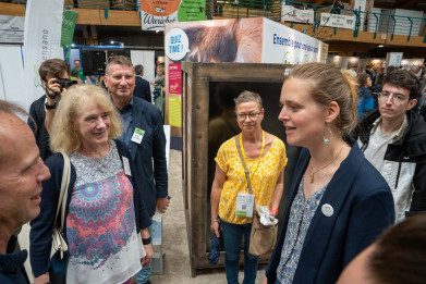 Johan Van Bosch (Landbouw service), Gisèle Fichefet (Fegra) en Peter Jaeken (Belplant) in gesprek met Waalse Landbouwminister Anne-Catherine Dalcq