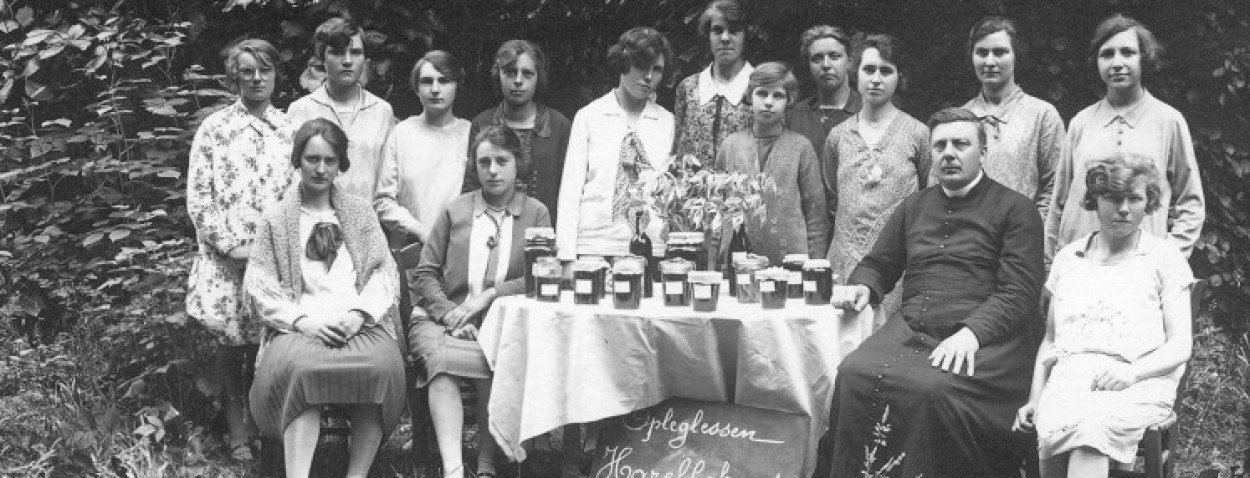 De Boerinnenbond organiseerde opleglessen in de lokale gilden, bijvoorbeeld in de gilde van Harlebeke in 1930. Collectie KADOC-KU Leuven, Beeldarchief Boerinnenbond