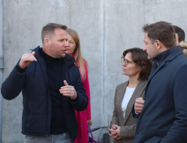 EU-commissarissen krijgen practicum bio-economie van Merchtemse melkboeren