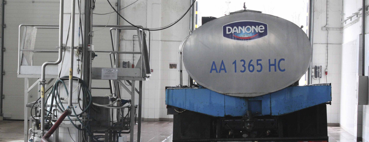 IMG_1792. Danone truck wordt schoongemaakt in de Danone fabriek, 140 km buiten de boerderij.