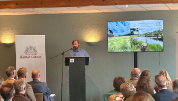 ILVO-boerderijmanager Thijs Vanden Nest verkozen tot 'Verdienstelijke Ambtenaar 2026'