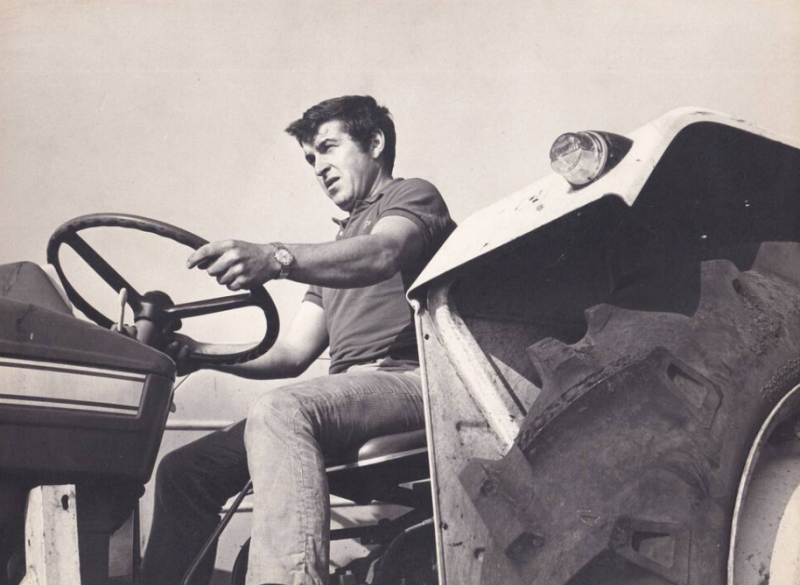 Karel Van Dijck op zijn tractor tijdens een ploegwedstrijd in 1972. © Karel Van Dijck.