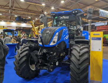 Eerste tractor op biomethaan voorgesteld op landbouwbeurs Agriflanders