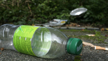 Fevia dreigt met juridische stappen tegen zwerfvuiltaks