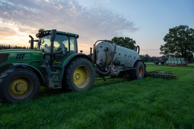 Mest uitrijden op grasland