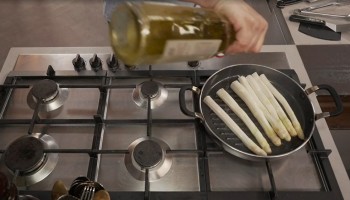 #Coronacreativiteit: Jeroen Meus zet asperges op menu