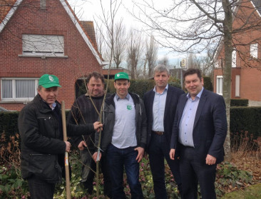 ABS plant 'gezond-verstand-bomen' in tuinen politici