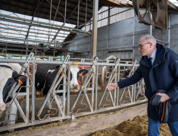 Minister-president Diependaele onder de indruk van mestinstallatie melkveehouder