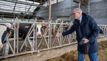 Minister-president Diependaele onder de indruk van mestinstallatie melkveehouder