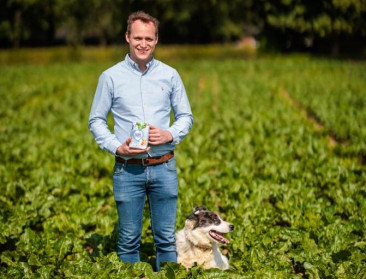 Bietenteler Thomas Moors uit Riemst siert verpakking Tiense Suiker na succes van zijn vlogs