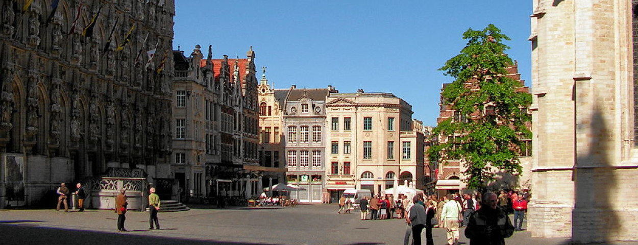 1024px-Leuven-Grote_Markt-2