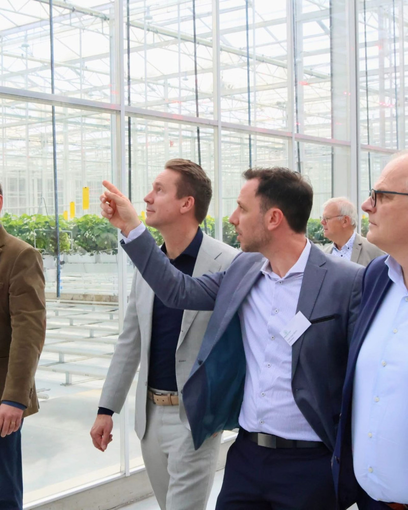 Brouns krijgt rondleiding door nieuwe onderzoeksserre