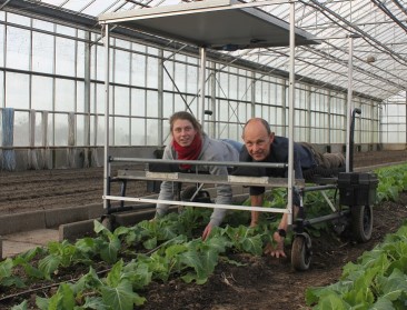 Van elektrische rolstoel naar wiedbed