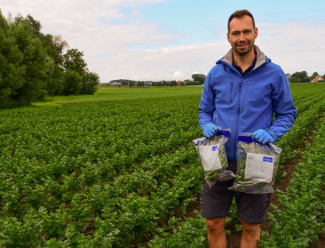 Op pad met biocontroleur Kevin: "Dankzij ons weet men of het bio-etiket klopt"